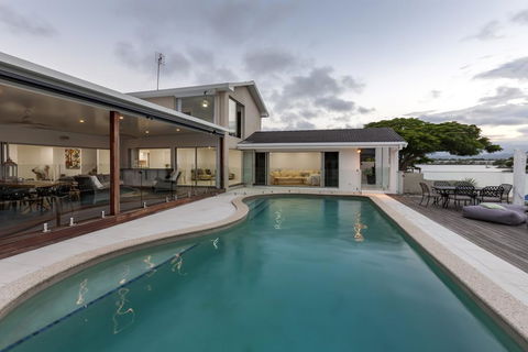 Waterfront Entertainer - Dalby Accommodation 2