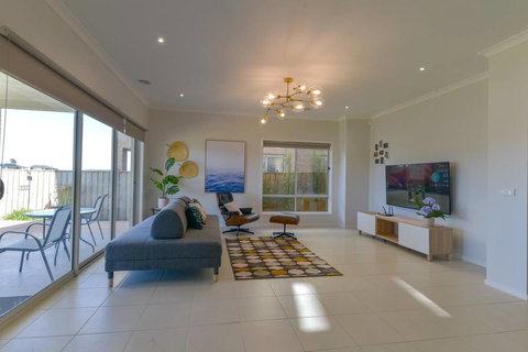Waterfront Grand Villa For Big Group - Dalby Accommodation 0