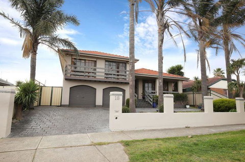The Gallery Hours - Dalby Accommodation 7