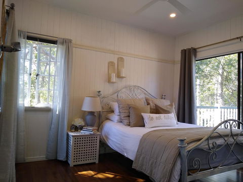 Lake Weyba Noosa Lodge & Kangaroos - Dalby Accommodation 1