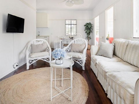 Lake Weyba Noosa Lodge & Kangaroos - Dalby Accommodation 7
