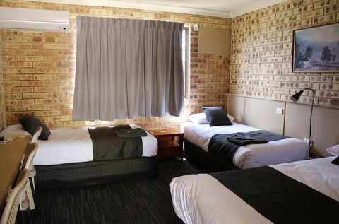 Clermont Country Motor Inn - Dalby Accommodation 7