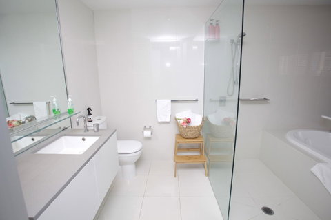 Circle Luxury Holidays - Dalby Accommodation 6