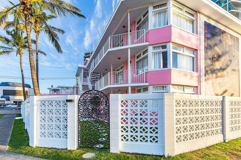The Pink Hotel Coolangatta - Dalby Accommodation 1