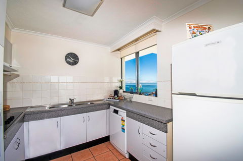 Seacrest Beachfront Apartments Surfers Paradise - Dalby Accommodation 7