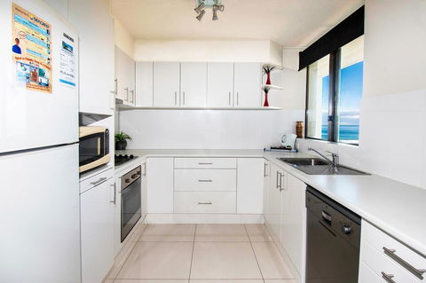 Seacrest Beachfront Apartments Surfers Paradise - Dalby Accommodation 23