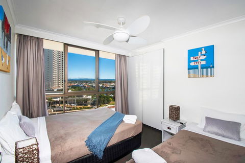 Seacrest Beachfront Apartments Surfers Paradise - Dalby Accommodation 3