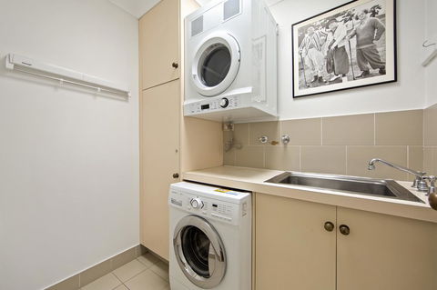 Montipora Unit 3 - In The Heart Of Airlie, Wi-fi And Netflix - Dalby Accommodation 9