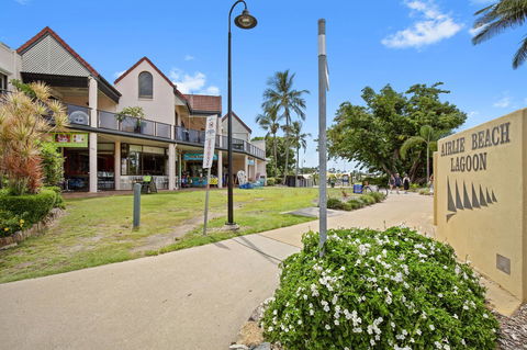 Montipora Unit 3 - In The Heart Of Airlie, Wi-fi And Netflix - Dalby Accommodation 11