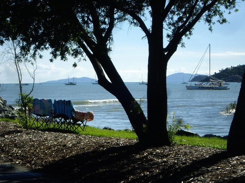 Montipora Unit 3 - In The Heart Of Airlie, Wi-fi And Netflix - Dalby Accommodation 17
