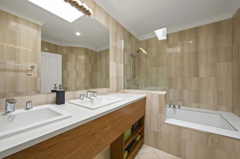 Montipora Unit 3 - In The Heart Of Airlie, Wi-fi And Netflix - Dalby Accommodation 8