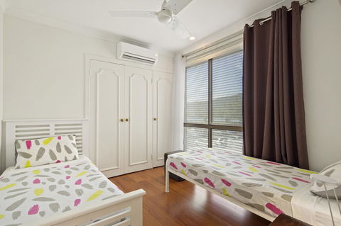 Montipora Unit 3 - In The Heart Of Airlie, Wi-fi And Netflix - Dalby Accommodation 7