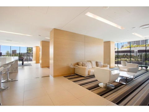 Luxury 3 Bedroom In Heart Of Broadbeach - Dalby Accommodation 8
