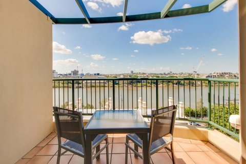 Central Cosmo Apartment Hotel - Dalby Accommodation 24