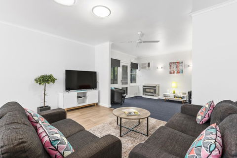 Wattle Grove Villa - Dalby Accommodation 3