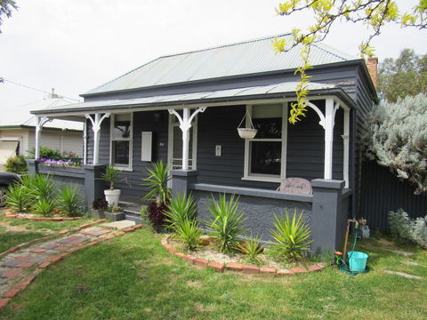 Welcome Stranger Cottage - Dalby Accommodation 0