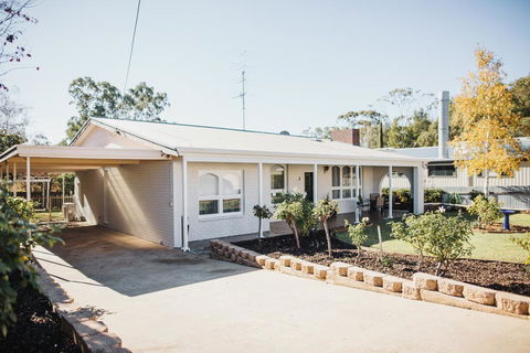 White On Wright Clare - Dalby Accommodation 1