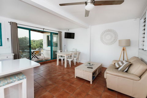 White Waves On The Beach - Dalby Accommodation 1