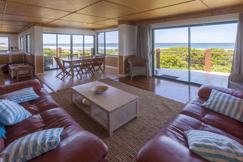 White Waves On The Beach - Dalby Accommodation 3