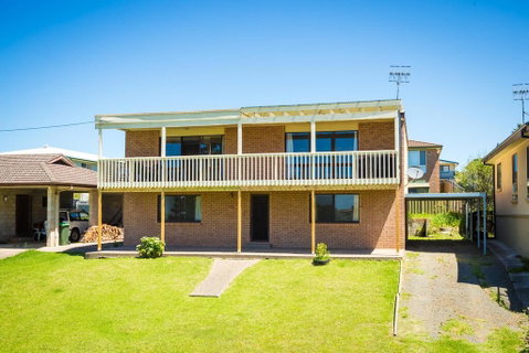 Williams Wonder - Large Beach House - Dalby Accommodation 0