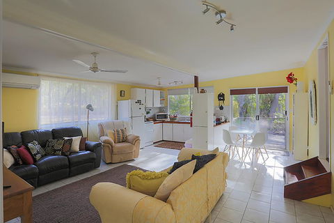 Yellow Cottage - Bush And Beach - Dalby Accommodation 1