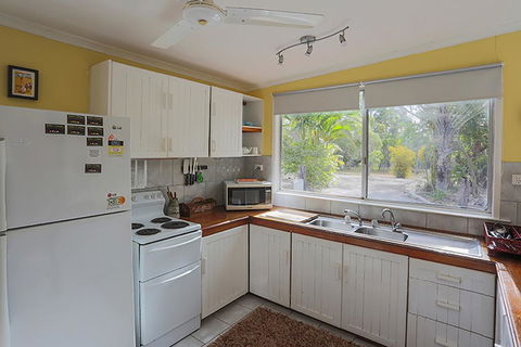 Yellow Cottage - Bush And Beach - Dalby Accommodation 3