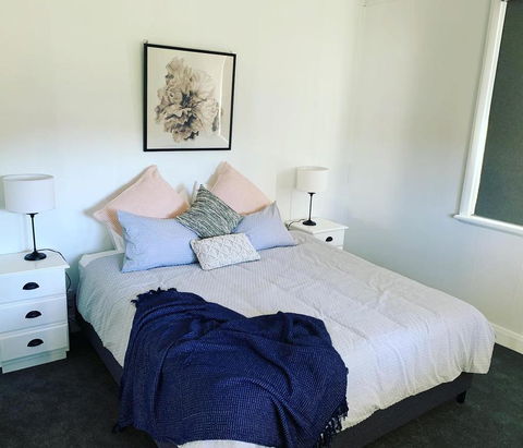 Yellow Door House Adelong - Dalby Accommodation 2