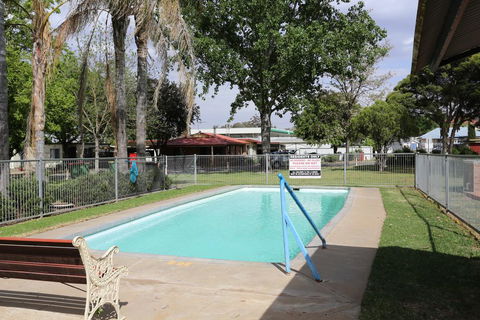 Young Caravan Park - Dalby Accommodation 0