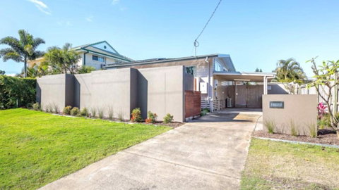 A Beachside Beauty With Pool - Dalby Accommodation 4