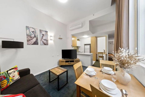 A Chic Apartment On Bourke St Near Chinatown - Dalby Accommodation 2