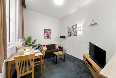 A Chic Apartment On Bourke St Near Chinatown - Dalby Accommodation 3