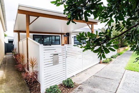 A Chic Coastal Hideaway At Toowoon Bay Beach - Dalby Accommodation 1