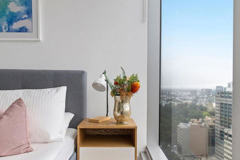 A Chic & Lovely 2BR Apt CBD With City Views - Dalby Accommodation 1