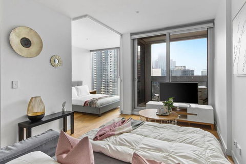 A Chic & Lovely 2BR Apt CBD With City Views - Dalby Accommodation 3