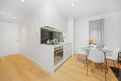 A Cozy & Stylish 2BR Suite In Melbourne CBD - Dalby Accommodation 4