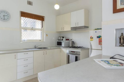 B6 Crawley Apartment 1 BRM & Sleepout Near UWA - Dalby Accommodation 3