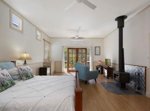 Barney Creek Vineyard Cottages - Dalby Accommodation 3
