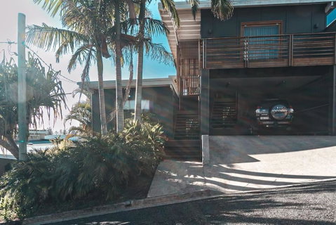 BAY PROPERTIES . The Big Chill - Dalby Accommodation 1