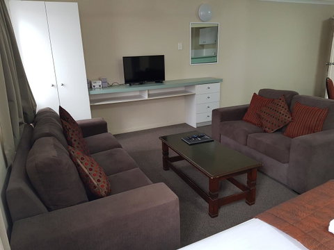 Southport Motel & Apartments - Dalby Accommodation 9
