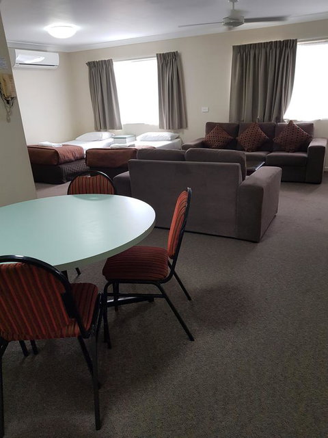 Southport Motel & Apartments - Dalby Accommodation 11