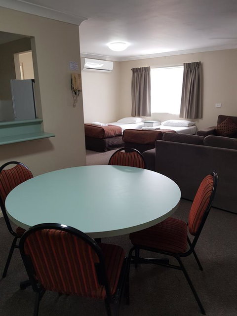 Southport Motel & Apartments - Dalby Accommodation 10