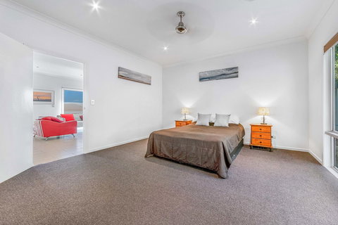 Viewpoint Holiday Home - Cannonvale - Dalby Accommodation 12