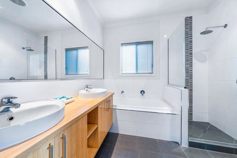 Viewpoint Holiday Home - Cannonvale - Dalby Accommodation 13