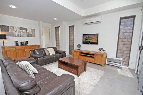 48 Boardrider Crescent, Mt Coolum - Pet Friendly, WiFi, Linen Incl. 500 BOND - Dalby Accommodation 4