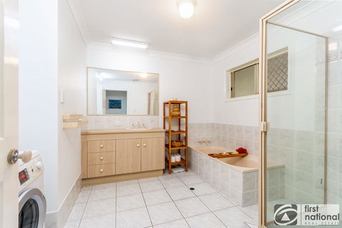 Immaculate Spacious Second Floor Unit Overlooking Pristine Parklands - Dalby Accommodation 1