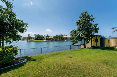 Lowset Home On The Canal - Dolphin Dr, Bongaree - Dalby Accommodation 10