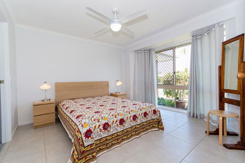 Lowset Home On The Canal - Dolphin Dr, Bongaree - Dalby Accommodation 9