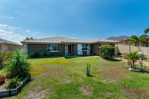 Lowset Home On The Canal - Dolphin Dr, Bongaree - Dalby Accommodation 6