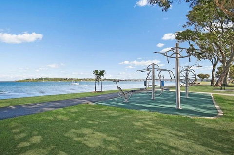 Lowset Home On The Canal - Dolphin Dr, Bongaree - Dalby Accommodation 16