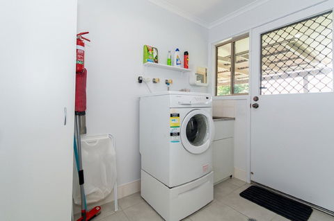 Lowset Home On The Canal - Dolphin Dr, Bongaree - Dalby Accommodation 7